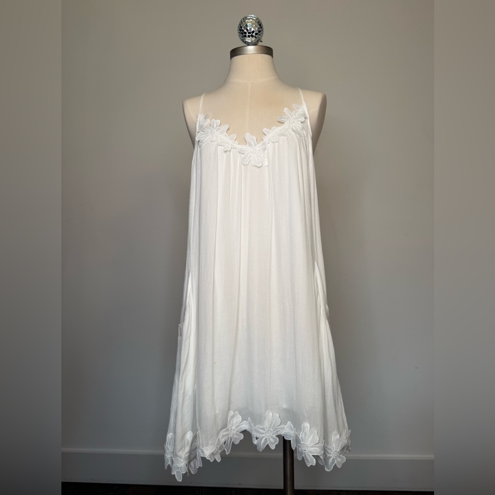 Lush White Lace dress. Adjustable Straps, side pockets. Fully lined. 100% rayon.